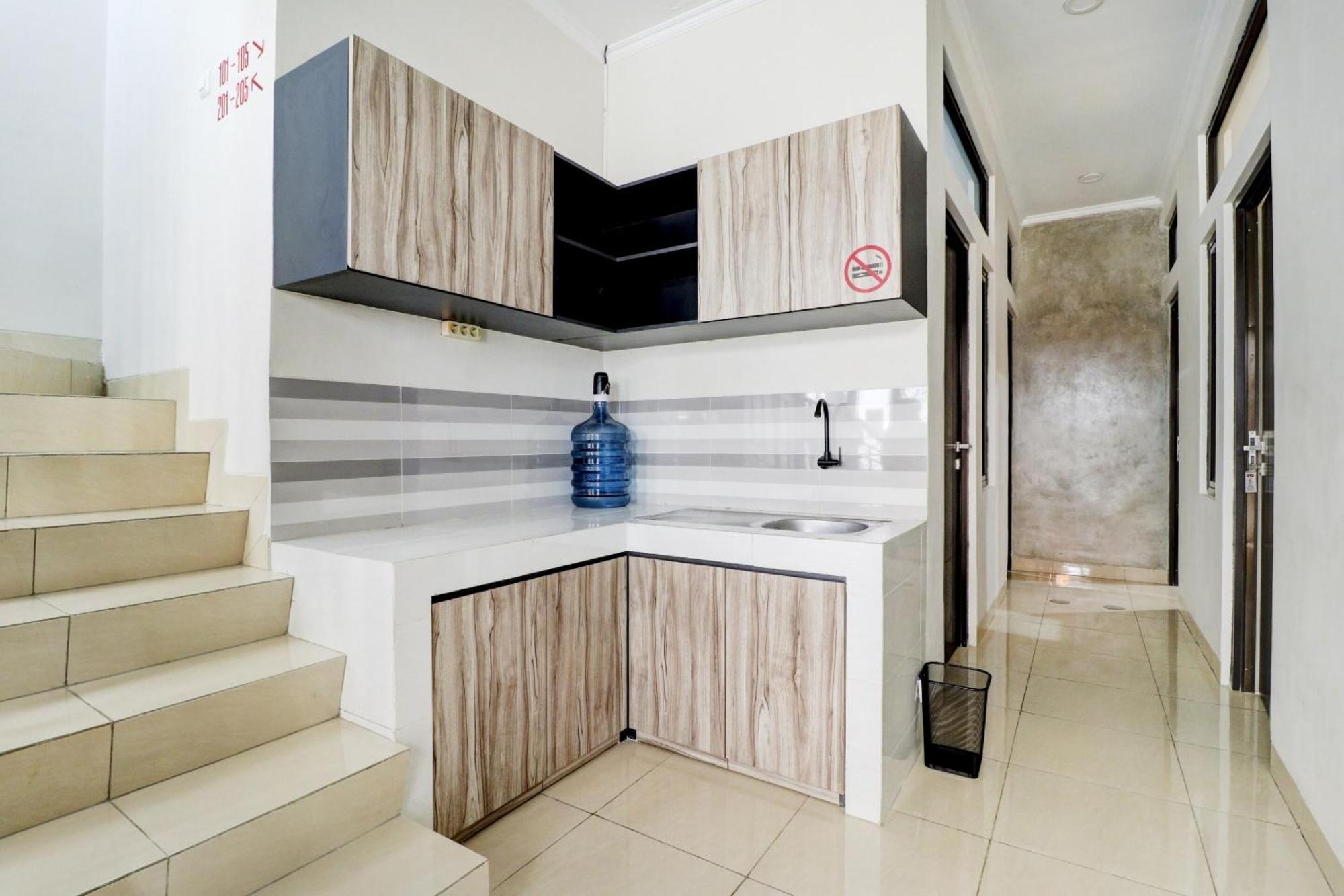 Oyo 90215 Ada Residence Telukjambe Kültér fotó